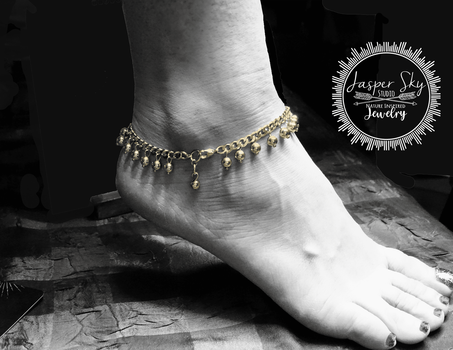 Gold Dangle Anklet in 18K plated finish, adjustable and hypoallergenic. Stylish bohemian ankle bracelet for her.