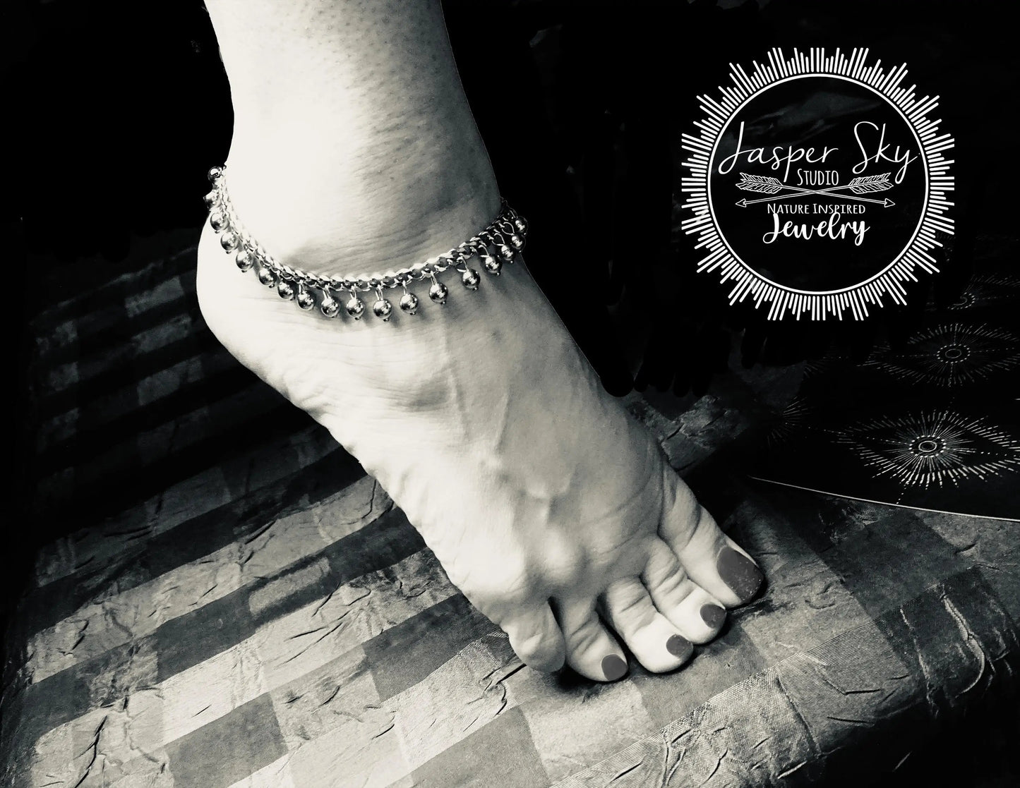Bohemian style gold dangle anklet with adjustable fit. Fashionable and elegant ankle jewelry for women.
